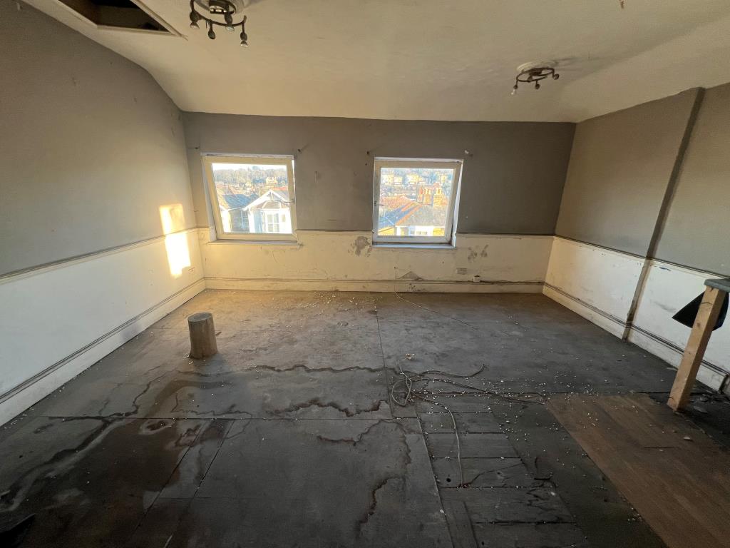 Lot: 17 - FLAT FOR REFURBISHMENT - Internal picture showing living room area